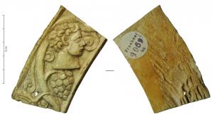 APM-4045 - Applique de meuble : bordure
os
Bande plate, partie d'une plate-bande arquée formant, par la juxtaposition de plusieurs plaques analogues, une bordure constituée de pampres (grappes de raisin, vrilles...) et de têtes humaines (Satyres ?)