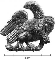 APM-4049 - Applique de meuble : aigle
bronze
Applique en ronde-bosse figurant un aigle sur une branche. Le corps est de 3/4 à droite et la tête tournée de profil à gauche.
