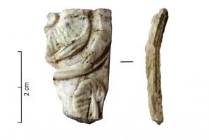 APM-4076 - Décor de lit/de meuble
os
Élément ornemental de lit (ou de meuble), avec une face à décors géométriques, floraux ou figuratifs. L'autre face est plane pour faciliter son placage sur le mobilier.