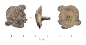 APM-4099 - Applique de meuble : Tête d'enfant
bronze
Applique coulée en bronze représentant une tête d’enfant (chérubin ?) de profil avec une chevelure imposante. Revers en creux avec rivet de fixation centré, avec un rétrécissement à son extrémité.