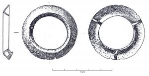 APP-1009 - Applique annulaire à bélières
bronze
Applique annulaire creuse, de section triangulaire, munie de deux à quatre barres d'attache.