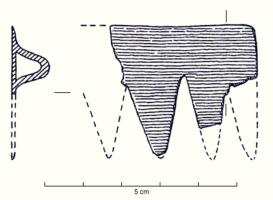APP-1010 - Applique à bélière
bronze
Applique à bélière, dentelée, de type indéterminé.