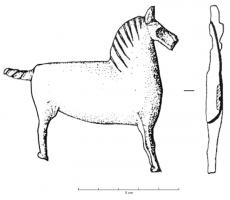 APP-4008 - Applique : cheval
bronze
Applique en relief plat, figurant un cheval debout à droite, seules les pattes du côté visibles sont figurées, droites; corps massif, mais avec la crinière gonflée, les crins indiqués par des incisions parallèles obliques; la queue, horizontale, semble également privilégiée avec un décor de torsades.