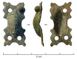 APP-6001 - Applique rectangulaire
bronze
Applique rectangulaire, au contour échancré, comportant un motif en relief en forme d'amande; autour, décor incisé et doré; aux angles, quatre trous pour fixation clouée ou rivetée; revers creux.