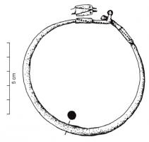 APS-3002 - Anneau porte-strigile - Type 5
bronze
Anneau filiforme, de section ronge légèrement renflée, dont la fermeture est assurée par deux crochets zoomorphes (tête d'anatidés ou de canidés plus ou moins stylisées) dont les extrémités bouletées se retiennent mutuellement.