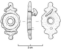 APT-4002 - Applique à tenons en T, type B1a
bronze
Applique constituée d'un disque central émaillé, percé au centre pour l'articulation d'un anneau retenu par une agrafe ; deux extrémités symétriques en forme de pétales adossés, également émaillés ; au revers, deux rivets de fixation en forme d'ancre, normalement guillochés sur la face externe.