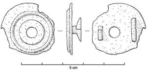 APT-4006 - Applique à tenons en T, type A1a
bronze
Applique pourvue au revers de 2 tenons en T, normalement guillochés sur la partie extérieure de la barrette ; l'objet est percé transversalement et un anneau retenu par un crampon replié à l'arrière y joue librement. Ce type a la forme d'un disque simplement émaillé au centre.