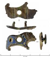 APT-4028 - Applique à tenons en T, type C2
bronze
Applique pourvue au revers de 2 tenons en T, normalement guillochés sur la partie extérieure de la barrette ; l'objet est percé transversalement et un anneau retenu par un crampon replié à l'arrière y joue librement. Ce type représente un sanglier au corps émaillé.