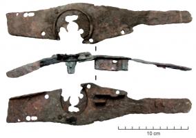AQB-8003 - Arquebuse : platine à rouet 
fer
Platine à rouet d'arquebuse, avec mécanisme d'horlogerie permettant la mise à feu de l'arme.