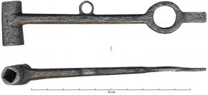 AQB-9002 - Arquebuse : clef
fer
Clef d'arquebuse formée d'une tige polygonale, terminée à une extrémité par un anneau et une courte tige plate, et de l'autre côté par un tube rond creusé d'un trou carré, soudé perpendiculairement ; au centre, un petit anneau de suspension.