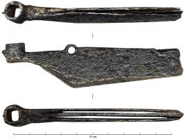 AQB-9003 - Arquebuse : clef
fer
Clef d'arquebuse plate, formée d'un court tube creusé d'un trou carré, soudé perpendiculairement sur deux coques dans lesquelles s'articule une lame de couteau mobile autour d'un axe situé à l'autre extrémité ; au centre, un anneau de suspension ; coques ornées de motifs en chevrons.