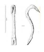 ARR-4002 - Arrache-clou à double tête fendue.
fer
Outil à main, massif, comportant une robuste poignée prolongée par deux extrémités effilées, légèrement recourbées et fendues d'une ouverture longitudinale, celles-ci sont placées dans des plans perpendiculaires et permettent d'arracher les clous, en faisant levier.