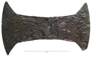 ARV-1001 - Hache double 
bronze
Hache double avec douille à l'emmanchement, sans décoration.