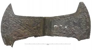 ARV-1002 - Hache double
bronze
Hache double avec douille à l'emmanchement, présentant des décors linéaires ou à volutes.