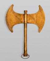 ARV-1003 - Hache double
or
Objet votif en forme de hache double, décor gravé sur les plats ; l'objet peut être monté sur un manche rectiligne, parfois équipé d'un anneau proximal.