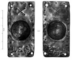 ARV-4004 - Arme votive : bouclier rectangulaire
bronze
Plaque de tôle, de forme rectangulaire avec un umbo central; perforations dans les angles.