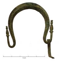 ASC-4006 - Anse de coffret
bronze
Anse de coffret à tige lisse légèrement renflée, dont les extrémités repliées (forme générale en oméga) se terminent par des moulures.