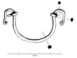 ASC-4011 - Anse de coffret
bronze
Anse filiforme, en forme d'oméga, avec deux pitons articulés pour la fixation sur un support en bois; les extrémités sont écrasées et enroulées sur elles-mêmes.