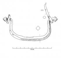 ASC-4012 - Anse de coffret
fer
Anse filiforme, jonc de section carré ou circulaire, aux extrémités repliées pour former des boucles (extrémités bouletées ou non) auxquelles se rattachent des pitons en T, destinés à assurer la fixation sur un support en bois peu épais (couvercle de coffret).