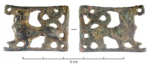 BAC-6001 - Boucle à chape ajourée rivetée : lion ou léopard
bronze
Boucle à chape rectangulaire, décor en relief, ajouré et riveté, représentant un fauve (lion ou léopard) marchand à gauche (plus rarement à droite). La queue redressée forme généralement une boucle en S sur le dos.