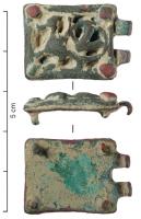 BAC-6011 - Boucle à chape ajourée rivetée : vouivre
bronze
Boucle à chape rectangulaire, décor en relief ajouré et riveté aux quatre angles, représentant un monstre ailé, au corps prolongé par une longue queue recourbée vers le dos (vouivre).