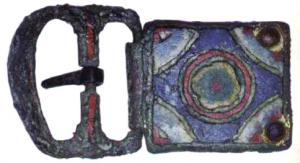 BAC-6033 - Boucle à chape émaillée: motif géométrique
bronze
Boucle à plaque rectangulaire (presque carrée) ornée d'émaux champlevés formant un motif géométrique centré, habituellement une croix à l'intérieur d'une bordure polychrome ; deux rivets de fixation pour la ceinture. Certaines de ces boucles sont équipées d'une double fenêtre, d'autres non.