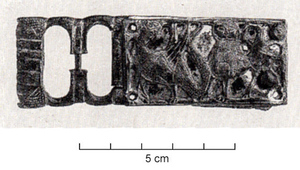 BAC-6040 - Boucle à chape ajourée rivetée : lion et dragon
bronze
Boucle à double fenêtre, chape rectangulaire allongée, décor en relief, ajouré et riveté, représentant un lion poursuivant un dragon, tournées vers la gauche.