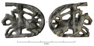 BAC-6043 - Boucle à chape à décor ajouré riveté 
bronze
Applique rectangulaire sauf un petit côté arrondi, ornée d'ajours définissant un chevalier en armure, brandissant une épée; trois trous dans la bordure pour une fixation clouée ou rivetée. Il s'agit sans doute d'un décor destiné à être riveté sur une chape à extrémité arrondie.