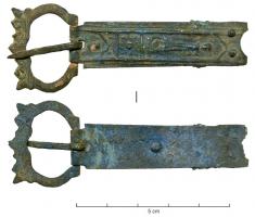 BAC-6055 - Boucle à chape
bronze
Boucle à chape en tôle, de forme rectangulaire allongée, à deux rivets complétés par un rivet complémentaire au centre de la chape ; le décor estampé figure une succession de registres avec, au sommet, un personnage en pied sous un fronton triangulaire. La boucle se termine par deux têtes affrontées d'animaux fantastiques.