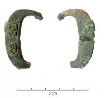 BAC-7001 - Boucle en D sans décor
bronze
Boucle plate en D, barre d'articulation fine et bien individualisée; repos de l'ardillon en dépression. Sans décor, ce type connaît une variante ornée (BAC-7002).