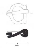 BAC-7057 - Boucle à chape
bronze
Boucle à chaqpe de tôle étroite ; la boucle comporte une barre mince, isolée du reste de l'objet, et un repos d'ardillon formant une pointe creusée d'une cannelure dans l'axe de l'objet.