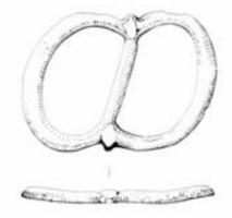 BAC-8005 - Boucle à double fenêtre en forme de huit
cuivre
Variante de BOC-8002 et BOC-8003, ces boucles se distinguent des petites boucles BOC-8002 par une meilleure facture, un profil des traverses plutôt plat, et des dimensions plus importantes (Longueur supérieure à 20 mm). Elles sont identiques aux boucles BOC-8003, sans les extrémités pointues. On peut observer des variantes avec des décors (excroissances de la traverse centrale, décors en léger relief des traverses latérales).