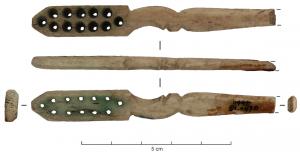 BAD-9002 - Brosse à dents
os
Brosse à dents en os avec un manche interrompu près de la partie active par une découpe arquée; perforations pour l'insertion des touffes de poils.