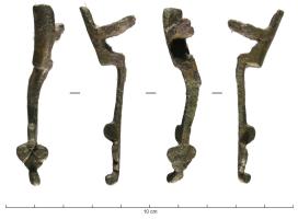 BAF-4007 - Barrette de suspension de fourreau de spatha
bronze
Barrette sub-rectangulaire, de section variable, terminée d'un côté par un motif foliacé; du l'autre une forte tige perpendiculaire assurait la fixation sur le fourreau.