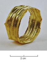 BAG-1001 - Bague
or
Simple anneau fermé, rubanné, orné de hachures obliques ou transversales irrégulières sur une bande médiane et/ou sur les bords, recoupant éventuellement un ou plusieurs filets médians.