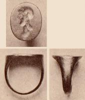 BAG-3035 - Bague à chaton gravé en intaille
or
Bague monométallique, plus haute que large, à chaton ovoïde débordant aussi long que le diamètre de l'anneau. Le chaton est gravé en intaille.