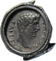 BAG-4049 - Bague monétaire à épaulements
argent
TPQ : 200 - TAQ : 300
Bague dont le chaton est constitué par un denier d'argent, serti dans un cabochon circulaire ou octogonal ; ce type de bague est généralement orné des épaulements à festons caractéristiques du IIIe siècle, ce que confirme le choix des monnaies serties.