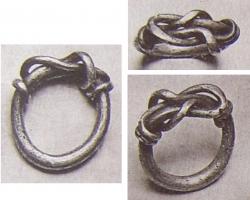 BAG-4060 - Bague à nœud d'Hercule
argent
TPQ : 1 - TAQ : 300
Bague filiforme à jonc épais, extrémités effilées et nouées en