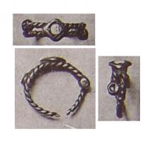 BAG-4061 - Bague
argent
TPQ : 1 - TAQ : 1500
Bague à jonc torsadé, dont les deux extrémités terminées par une boucle se croisent et retombent de part et d'autre d'un cabochon rapporté.