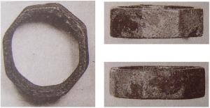 BAG-4065 - Bague octogonale
argent
TPQ : 200 - TAQ : 400
Bague constituée d'un jonc plat, de largeur égale, simplement facetté en 8 plans lisses et réguliers, de forme rectangulaire, parfois ovale.