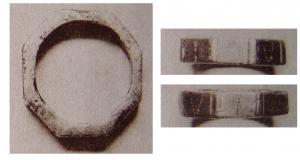 BAG-4066 - Bague polygonale inscrite
argent
TPQ : 200 - TAQ : 400
Bague constituée d'un jonc plat, de largeur égale, simplement facetté en 8 plans  réguliers, recevant une inscription ponctuée ou constituée de lettre estampées.