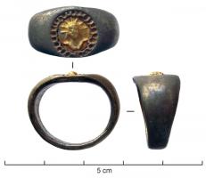 BAG-4075 - Bague à chaton en or
argent
TPQ : 100 - TAQ : 200
Bague à jonc fortement élargi pour venir enserrer un chaton ovale, creusé pour recevoir un médaillon doré (dans un cas, Sol, dans l'autre, Sol et Luna) ; celui-ci a été serti par une série de coups de poinçons sur le pourtour.