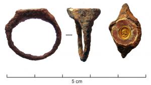 BAG-4076 - Bague à chaton composite
fer, or
TPQ : 100 - TAQ : 200
Bague en fer, dont le jonc très mince s'élargit pour enserrer un chaton ovale (pierre ? verre opaque rouge ?) lui-même incrusté d'un médaillon en or.