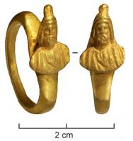 BAG-4091 - Bague avec buste : Sarapis
or
TPQ : 100 - TAQ : 300
Bague coulée, chaton légèrement aplati, d'où émerge en haut-relief un buste de Sarapis, sous la forme d'un homme barbu, vêtement plissé couvrant le torse, coiffé du kalathos.