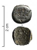 BAG-4094 - Bague à chaton inscrit
argent
TPQ : 200 - TAQ : 300
Bague à chaton circulaire, ovale ou octogonal, marqué d'une inscription incisée ou parfois, en lettres non rétrogrades ; épaulements triangulaires lisses.