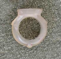 BAG-4106 - Bague en calcédoine
pierre dure
TPQ : 200 - TAQ : 400
Bague en pierre dure (calcédoine...), le jonc uni ou marqué de petits épaulements en relief, parfois un chaton en table surélevée et gravé en creux.