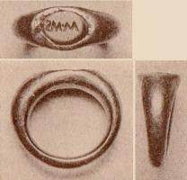 BAG-4125 - Bague à chaton inscrit
or
Bague à chaton inscrit, anneau circulaire, simplement élargi à l'emplacement du chaton, inscrit en intaille et en caractères rétrogrades.