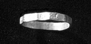 BAG-4127 - Bague polygonale inscrite
or
TPQ : 200 - TAQ : 325
Anneau de section plate, découpée en 8, 10 ou 12 plans, rectilignes ou concaves, portant une inscription en lettres gravées, plus rarement dégagées par des ajours.