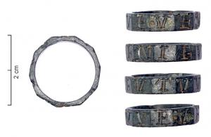 BAG-4128 - Bague polygonale inscrite
bronze
TPQ : 200 - TAQ : 325
Anneau de section plate, découpée en 8 ou 10 plans rectilignes, de forme rectangulaire ou ovalaire, quand les angles sont abattus, portant une inscription en lettres gravées ou estampées.