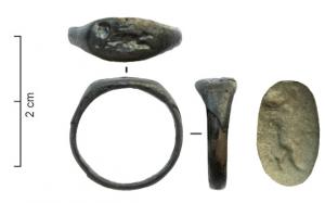 BAG-4139 - Bague à chaton gravé en intaille
bronze
TPQ : 1 - TAQ : 200
Bague monométallique, à jonc mince, élargi progressivement pour former un chaton plat de forme ovale, gravé en intaille dans un filet également ovale : personnage, buste....